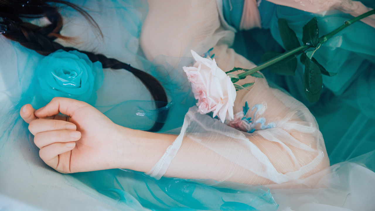 武道宗师对陆晨恭敬有加，龙晴雪竟因冒犯被老者怒甩巴掌